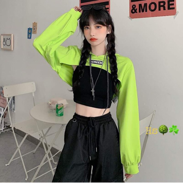 So với những thiết kế hở bạo khác, áo croptop trên ngực giúp người mặc phô diễn tối đa đường cong, vòng 1 “phồn thực” song vẫn có sự tiết chế.