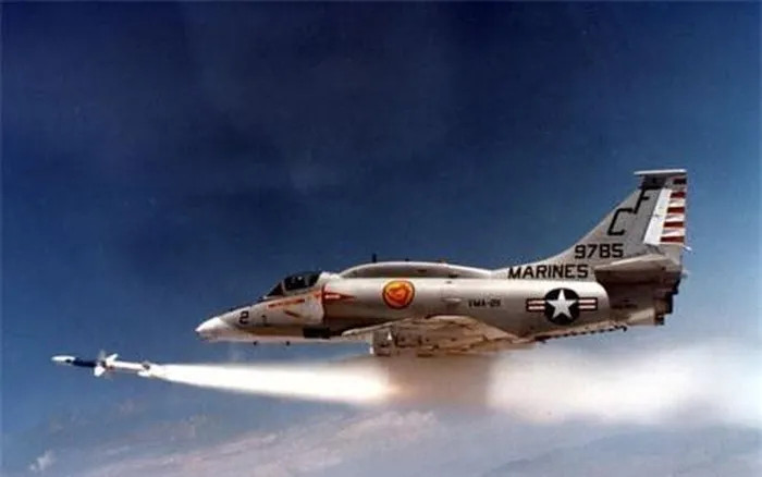 Những tên lửa diệt radar dạng này như AGM-45 Shrike được quân đội Mỹ sử dụng lần đầu trong cuộc chiến tranh tại Việt Nam và cách hữu hiệu nhất mà bộ đội Việt Nam chống lại chúng là tắt bật nhiều radar ở nhiều vị trí khác nhau liên tục, khiến tên lửa chống bức xạ bị "loạn" mục tiêu.