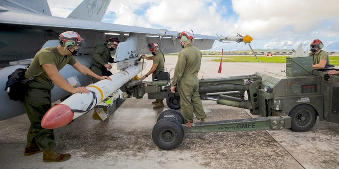 Bộ trưởng Bộ Quốc phòng Mỹ cho biết trong các gói viện trợ cho Ukraine, họ đã cung cấp một số tên lửa chống bức xạ, có thể trang bị cho các máy bay Ukraine. Tuy nhiên các máy bay thời Liên Xô của Ukraine không có cấu trúc máy tính phù hợp để chấp nhận vũ khí tiêu chuẩn của NATO.