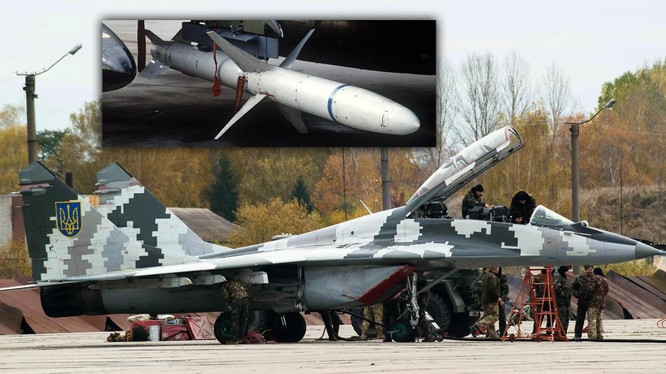 Mặc dù vậy, một số hình ảnh cho thấy một số chiếc Su-27 và MiG-29 Ukraine đã có thể mang được loại tên lửa này và bắn thử nghiệm. Theo các chuyên gia quân sự, có lẽ các chuyên gia phương Tây đã giúp Ukraine cải tiến hệ thống vũ khí để có thể tích hợp được loại tên lửa này vào máy bay Ukraine.