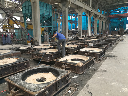 Quy trình làm ra loại giáp này khá đơn giản. Đầu tiên thép hoặc hợp kim đã đạt chuẩn được nung nóng chảy sẽ được đổ vào khuôn đã đúc sẵn hình dáng của vật cần đúc, sau đó đống kim loại nóng chảy trong khuôn này sẽ được làm nguội dần và thành phẩm sau khi xử lý sẽ được đảm bảo và tăng cường thêm sức chịu lực tốt hơn so với ban đầu.