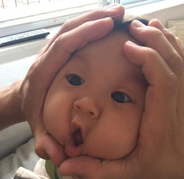 Tác giả của trò chơi này cũng nhắc nhở mọi người đừng làm mạnh tay hay bóp chặt má các bé yêu.