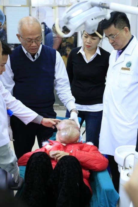 “Sau phẫu thuật, việc phục hồi, tạo hình gương mặt là rất quan trọng để trả lại một cuộc sống bình thường cho bệnh nhân”, PGS-TS Trịnh Đình Hải nhấn mạnh.