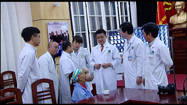 Do khối u liên quan đến sọ não nên Viện Răng Hàm Mặt TW đã mời các chuyên gia về sọ não của Bệnh viện Việt Đức sang hội chẩn trước khi tiến hành phẫu thuật cho người bệnh. PGS-TS Trịnh Đình Hải cũng cho biết, dự kiến bệnh nhân sẽ được phẫu thuật cắt bỏ khối u ở mặt, đồng thời sẽ tiến hành ghép xương vi phẫu, ghép phần mềm vi phẫu để tạo hình lại gương mặt. Nếu phát hiện có thoát vị phải đóng kín xương hộp sọ để bệnh không tái phát.