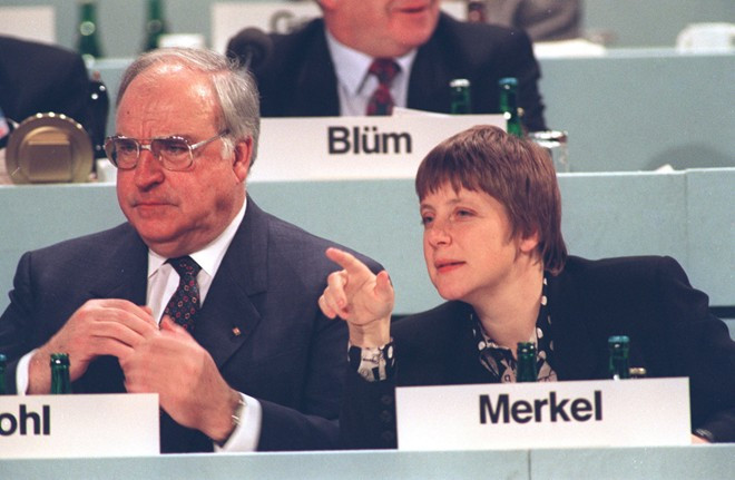 Năm 1989, bà Merkel bắt đầu tham gia chính trường. Sau khi Bức tường Berlin sụp đổ, bà tham gia phong trào dân chủ và hoạt động trong Liên minh Dân chủ Thiên chúa giáo (CDU). Trong cuộc tổng tuyển cử tháng 12/1990, sau khi Đông Đức và Tây Đức sáp nhập, bà được chỉ định vào nội các. Cựu thủ tướng Đức khi đó, ông Helmut Kohl (trái) đưa ra quyết định trên bất chấp việc Merkel vẫn còn thiếu nhiều kinh nghiệm, bởi nhận ra tiềm năng ở người phụ nữ này. Ảnh: AP