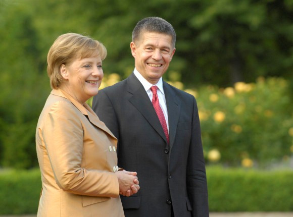 Sau cuộc hôn nhân đầu tiên với ông Ulrich Merkel, bà Angela lập gia đình với giáo sư hóa học Joachim Sauer. Hai người sống trong một căn hộ ở Berlin. Ảnh: REGIERUNGonline/Steins