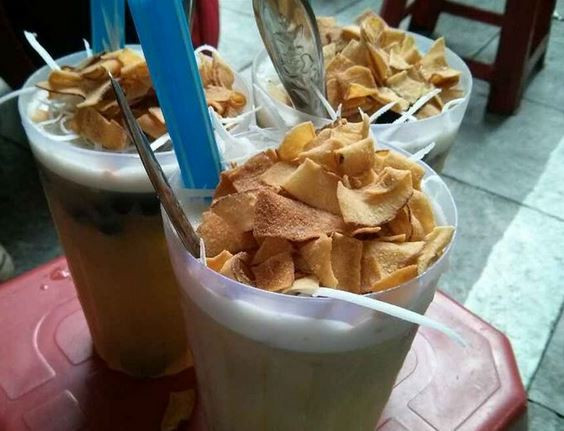 Bạn có thể thưởng thức món nước mía nóng này ở ngay cuối phố Hàng Vải, dãy cửa hàng nước mía từ lâu đã trở nên quen thuộc với đủ thảy mọi loại đồ uống bắt nguồn từ mía: mía đá, mía nóng chân trâu, mía hoa quả và cả mía siêu sạch nữa.