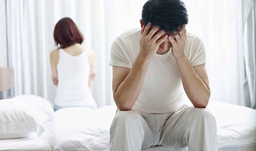 4. Giảm ham muốn tình dục. Mắc chứng tiểu đường, nhiều bệnh nhân còn có hiện tượng giảm ham muốn tình dục. Được biết, lượng đường trong máu tăng cao thời gian dài dễ gây tổn thương hệ thần kinh và mạch máu ở nhiều nơi trong cơ thể.