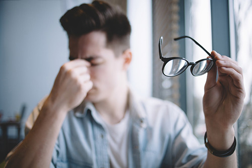 Ngoài suy giảm thị lực, bệnh nhân tiểu đường còn có thể có hiện tượng khô mắt, mỏi mắt, khó chịu... do sự gia tăng mạch máu mắt, các vấn đề thần kinh do lượng đường trong máu tăng cao liên tục.