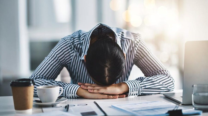 Kết quả là, lượng thực phẩm nạp vào rất nhiều cũng không thể tạo thành năng lượng. Thiếu năng lượng khiến cơ thể lờ đờ, mệt mỏi.