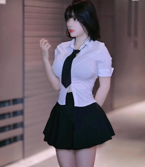 Để phong cách nữ sinh không bị “biến chất”, bạn gái nên chú ý đến độ dài rộng của cả áo và váy.