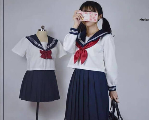 Được biết, trang phục theo phong cách Preppy “đời đầu” có sự kết hợp của áo sơ mi Oxford, áo len và giày loafer. Thời điểm đó, Preppy style dành cho những nữ sinh trong giới thượng lưu. Theo thời gian, phong cách ăn mặc này ngày càng trở nên phổ biến, được nhiều trường học chọn làm đồng phục cho học sinh.