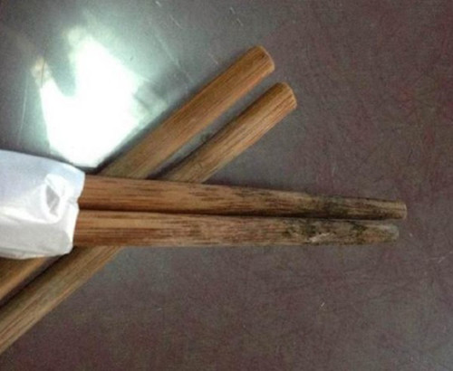 Để tránh nguy cơ ung thư từ đũa mốc, bạn nên rửa sạch, lau khô rồi mới cho chúng vào tủ bát. Khi rửa, tránh chà xát mạnh làm mất đi lớp sơn phủ bảo vệ, tạo điều kiện cho nấm mốc phát triển. Nên thay đũa định kỳ 6 tháng/lần để đảm bảo an toàn sức khỏe.