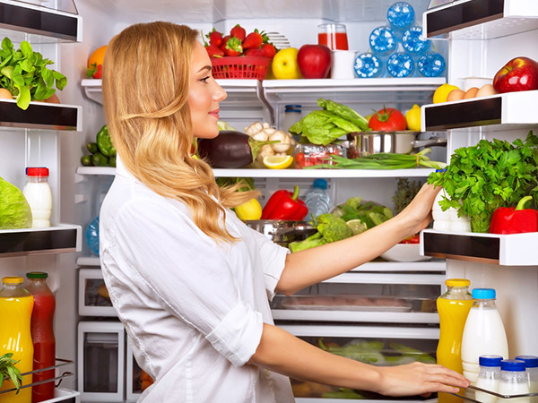 Ngoài việc đặt thực phẩm ở vị trí phù hợp, vệ sinh tủ lạnh thường xuyên cũng rất quan trọng. Nguyên nhân bởi tủ lạnh dùng thời gian dài có thể tạo mùi lạ. Mùi này không chỉ ảnh hưởng đến hương vị thức ăn mà còn không có lợi cho sức khỏe.