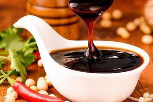 Là người yêu bếp, cô Vương thường dùng dầu hào để món ăn hấp dẫn hơn. Vậy nhưng, gần đây có người khuyên cô nên hạn chế sử dụng loại gia vị này, bởi chúng có khả năng làm tăng nguy cơ mắc ung thư. Tiếp cận thông tin như vậy khiến cô Vương hoang mang, không biết có nên sử dụng dầu hào nữa hay không. (Ảnh: 39Healthnetwork, minh họa)