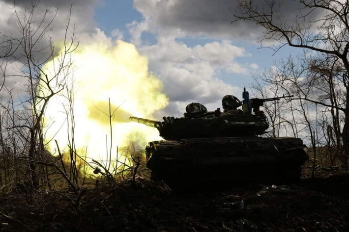 Trong trận này, đội hình xe tăng T-90 – lực lượng chủ lực của Nga – đã hứng chịu thiệt hại nặng nề. T-90 vốn được biết đến với khả năng hỏa lực mạnh và giáp tốt, nhưng tại Kharkiv, chúng đã bị khắc chế bởi tên lửa chống tăng Javelin do Mỹ sản xuất. Ảnh minh họa
