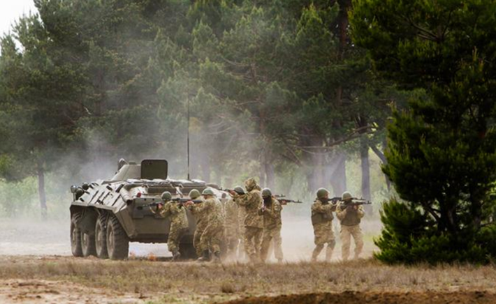 Trong chiến dịch, các đơn vị Ukraine phối hợp chặt chẽ: bộ binh dẫn đầu hút hỏa lực, pháo binh yểm trợ mạnh mẽ từ phía sau, còn lực lượng chống tăng tập trung tiêu diệt đội hình thiết giáp Nga, gây thiệt hại nghiêm trọng. Ảnh: TASS