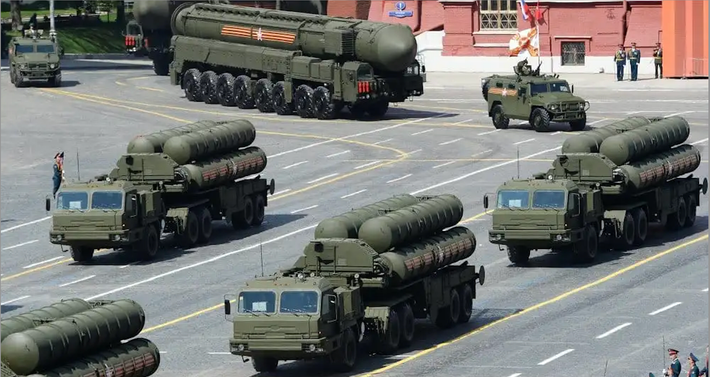 Trong khi đó, khả năng triển khai hệ thống S-400 – với tầm bắn tối đa 400 km – có thể thay đổi đáng kể cán cân sức mạnh trong khu vực. Thổ Nhĩ Kỳ cũng dự kiến triển khai máy bay không người lái giám sát và tấn công tại T-4, bao gồm các mẫu UAV có khả năng tấn công tầm xa để mở rộng tầm ảnh hưởng trên sa mạc Syria.