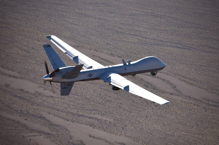 Được thiết kế để giám sát và tấn công chính xác, MQ-9 Reaper là sản phẩm chủ lực trong kho vũ khí không người lái của Mỹ. Với tầm bay kéo dài trên 24 giờ, khả năng theo dõi mục tiêu từ độ cao 15.000 mét, mang theo tên lửa Hellfire và bom thông minh GBU-12, mỗi chiếc Reaper trị giá khoảng 30 triệu USD.