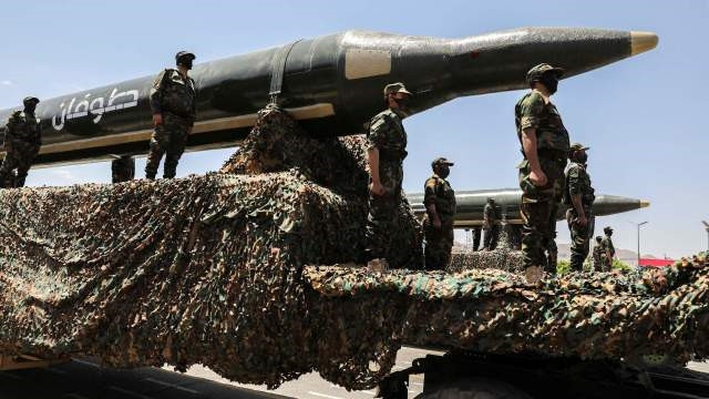 Lực lượng Houthi – nhóm vũ trang được Iran hậu thuẫn tại Yemen – đã tận dụng môi trường hỗn loạn trong khu vực để gia tăng các cuộc tấn công nhằm vào lợi ích quân sự của Mỹ. Tuy xuất thân là một phong trào vũ trang địa phương, Houthi ngày càng thể hiện khả năng chiến đấu tinh vi, với các vụ đánh chặn drone không chỉ dựa vào vũ khí nhập khẩu như tên lửa Iran “358” mà còn bằng các phương tiện “tự chế” và chiến thuật điện tử.