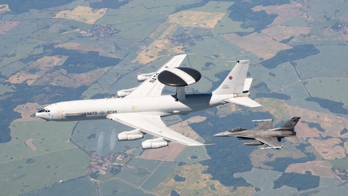 Trong khi đó, Su-35S là máy bay chiến đấu đa năng nổi tiếng với radar tiên tiến, tiêm kích này nổi lên như một giải pháp tạm thời để lấp đầy khoảng trống trinh sát. Sự thay đổi này cho thấy một cuộc xung đột trên không đang leo thang, nơi cả hai bên đều đang thích nghi với những thách thức về công nghệ và chiến thuật. Ảnh Ermy Recognition