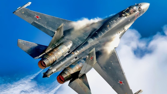 Về thông số kỹ thuật, Su-35S có trọng lượng cất cánh tối đa là 34,5 tấn, tốc độ tối đa 2.500km/giờ và trần bay là 20.000m. Bán kính chiến đấu dao động từ 1.500 đến 4.500km, cho phép thực hiện các nhiệm vụ tấn công xa căn cứ. Đây là một trong những máy bay chiến đấu nhanh nhẹn nhất trong kho vũ khí của Nga.
