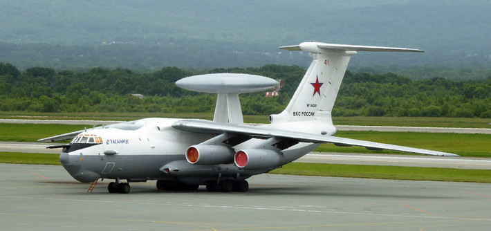Dù không thể so sánh với radar 360 độ mạnh mẽ của A-50U, nhưng Su-35S vẫn đủ khả năng thực hiện các nhiệm vụ trinh sát nhờ vào công nghệ radar tiên tiến. Ngoài ra, Su-35S còn được trang bị tên lửa không đối không R-77 và R-73, đạn dược dẫn đường chính xác và các thiết bị tác chiến điện tử khác, điều này giúp Su-35S trở thành nền tảng thích hợp cho các nhiệm vụ trinh sát và chiếm ưu thế trên không.