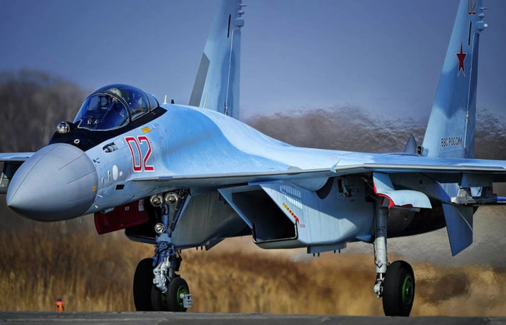 Su-35S là máy bay chiến đấu đa năng hiện đại nhất của Nga có khả năng cơ động vượt trội, khả năng giao chiến tầm xa và hệ thống điện tử hàng không tiên tiến, máy bay thế hệ 4++ này giúp tăng cường đáng kể khả năng chiến đấu của Lực lượng Không quân Vũ trụ Nga.