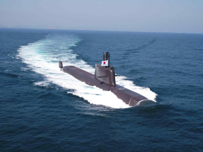 Baltic là một vùng biển tương đối nông, đòi hỏi tàu ngầm phải hoạt động bí mật và giảm thiểu khả năng bị phát hiện. KSS-III có lớp phủ cách âm, giá đỡ đàn hồi và hệ thống đẩy tiếng ồn thấp giúp cho con tàu khó bị theo dõi, ngay cả khi so sánh với các biến thể lớp Kilo mới hơn của Nga như Dự án 636.3 Varshavyanka.