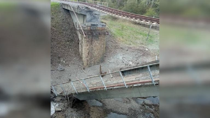 Lấy ví dụ như trạm Osnova — một trong những đầu mối đường sắt chính ở Kharkov — đã bị đánh bom tan tành. Theo nhà quan sát quân sự Gennady Alyokhin, hơn chục thùng chứa dầu lớn tại nhà ga này đã bốc cháy, ba xưởng bảo dưỡng cùng các thiết bị đầu máy đắt đỏ và hàng chục toa xe đều bị phá hủy hoàn toàn, ngay cả đường ray cũng bị phá hoại nghiêm trọng. Ảnh minh họa: Telegram