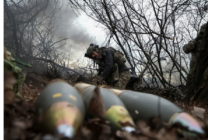 Quân Ukraine còn mở một đợt phản công ở phía bắc Synkivka, với ý định cắt đứt liên lạc giữa lực lượng Nga tại Kovalivka và Dvorichna. Lần này, quân Ukraine tấn công rất quyết liệt, gần như dốc toàn lực. Thế nhưng khu vực này lại có một vùng rừng rộng lớn và quân Nga đã nhanh chân chiếm giữ trước, thiết lập trận địa trong rừng từ sớm. Do đó, UAV của Ukraine gặp rất nhiều khó khăn trong việc phát huy tác dụng. Ảnh: Reuters
