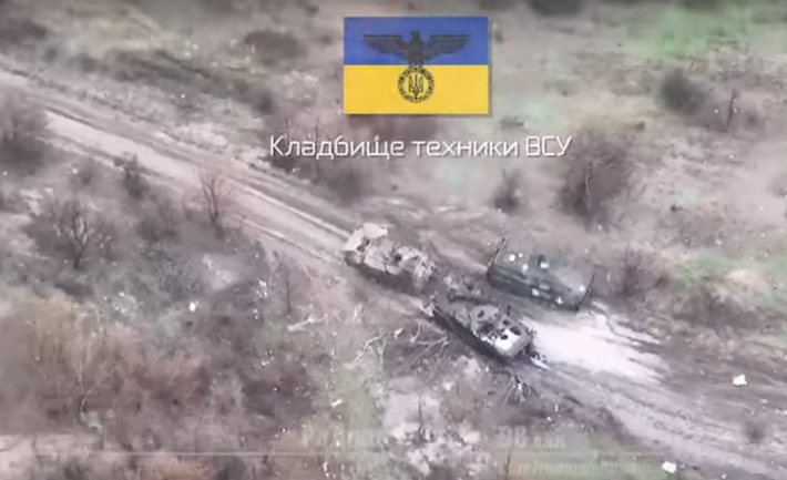Các bãi mìn đã ngăn chặn sự di chuyển của đoàn xe Ukraine và những binh sĩ Nga điều khiển UAV đã làm nốt công việc còn lại. Theo các nguồn tin quân sự, đoàn xe bị tiêu diệt thuộc Lữ đoàn 24 mang tên "Vua Danylo" của quân đội Ukraine. Ảnh: Topcor
