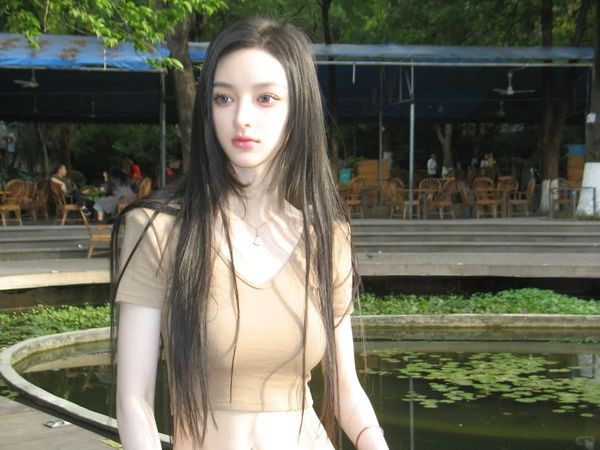 Tuy nhiên, mặt trái của sự nổi tiếng nhanh chóng cũng ập đến với Thần Nguyệt. Chính vẻ ngoài quá hoàn hảo, "như tranh vẽ", của cô đã khiến một bộ phận cư dân mạng đặt dấu hỏi. Những bình luận nghi ngờ bắt đầu xuất hiện, cho rằng Tịnh Nguyệt đã sử dụng công nghệ AI để chỉnh sửa ảnh, tạo ra một hình ảnh không chân thực.