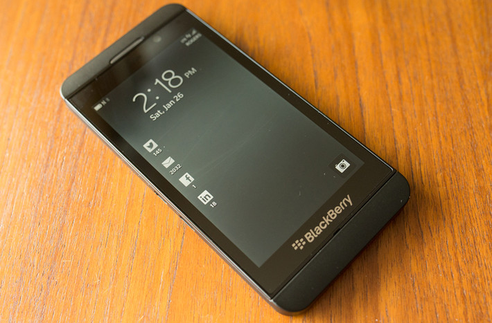 Blackberry Z10 chiếc smartphone dành cho những tín đồ của Blackberry, không có bàn phím huyền thoại, không có kiểu dáng truyền thống, thay vào đó là một kiểu dáng thanh, bo tròn các góc cạnh, màn hình cảm ứng…như những chiếc smartphone thông dụng hiện nay.
