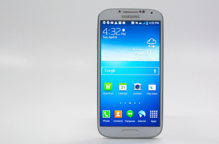 Samsung Galaxy S5 là dòng điện thoại đời sau của Galaxy S4, trang bị chip Snapdragon 801 2,5 GHz lõi tứ với 2 GB RAM, 5,1 in (13 cm) Super AMOLED 1920×1080 pixel. Máy được cài sẵn hệ điều hành Android 4.4.2 "KitKat" và giao diện TouchWiz của Samsung.
