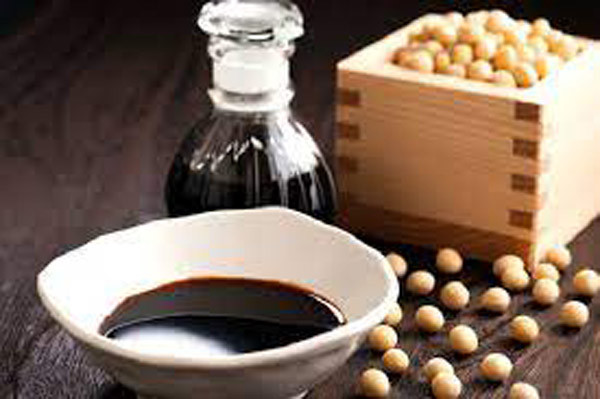 Thực tế, trẻ nhỏ dưới 1 tuổi không nên cho ăn muối. Trước 2 tuổi, lượng muối sử dụng được khuyến nghị không quá 1,5g mỗi ngày. Nhiều người lựa chọn dùng nước tương để tăng hương vị món ăn. Mặc dù món ăn hấp dẫn hơn song nó sẽ khiến phụ huynh lơ là việc kiểm soát lượng natri ăn vào.
