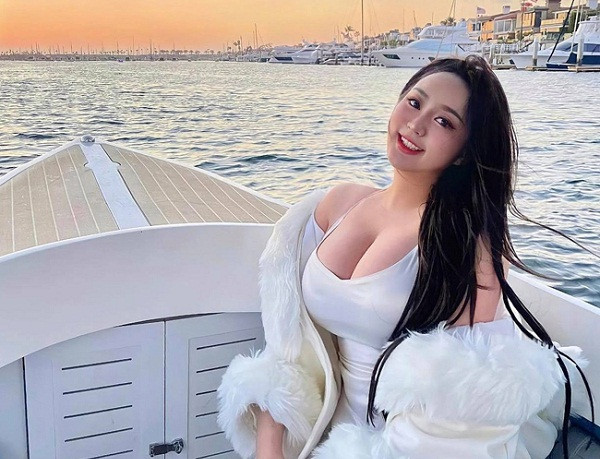Rebecca Liu là hotgirl gốc Trung, hiện sinh sống, học tập tại Mỹ. Giống như những mỹ nhân khác, Rebecca sở hữu chiều cao ấn tượng 1m74, gương mặt xinh xắn, số đo 3 vòng chuẩn mẫu. Vậy nhưng, thân hình mũm mĩm, tròn xinh cùng gu thời trang táo bạo giúp Rebecca trở nên khác biệt, nổi bật giữa “rừng” mỹ nhân. Ảnh: IGNV