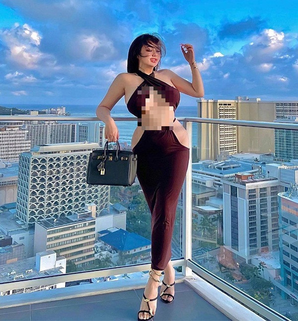 Ngắm nhìn Rebecca, không ít người hâm mộ thổn thức bởi vòng nào ra vòng nấy.