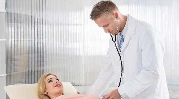 Nếu khí lạnh thâm nhập, cơ thể khó đào thải độc tố, ảnh hưởng đến sức khỏe tử cung và buồng trứng. Vì vậy, chị em nên chú ý nguyên tắc “1 rửa, 2 không rửa” để ngăn ngừa viêm nhiễm.
