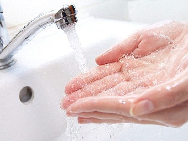 Điều này bắt nguồn từ việc tắm rửa bằng nước lạnh rất có thể khiến hơi lạnh xâm nhập vào cơ thể. Đặc biệt, đôi tay và vùng kín phụ nữ kỳ kinh nguyệt sẽ nhạy cảm hơn. Tiếp xúc với nước lạnh rất dễ bị nhiễm hàn khí. Tình trạng này kéo dài có thể dẫn đến rối loạn chu kỳ kinh, đau đầu.