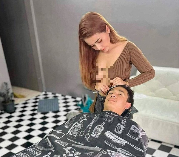 Mới đây, mạng xã hội Thái Lan được dịp xôn xao bởi hình ảnh cô gái xinh đẹp, sẵn sàng mặc hở phục vụ khách cắt tóc. (Ảnh: Internet)