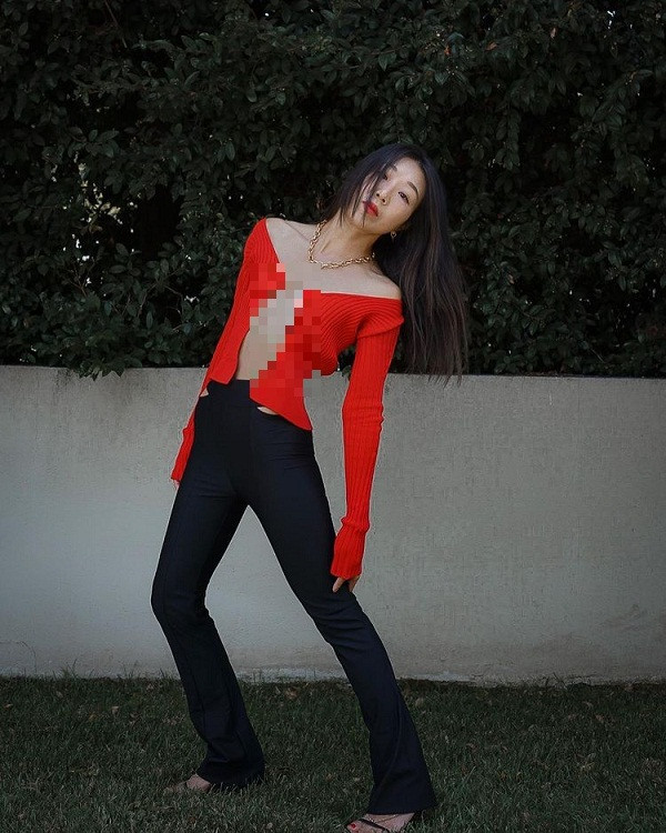 Được biết, mẫu áo len cô nàng chọn mặc có kiểu dáng tương tự như thiết kế cardigan croptop của thương hiệu thời trang Jacquemus. Ảnh: @bysheree