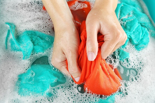 Một nhược điểm khác của bột giặt là chúng dễ gây kích ứng, nóng rát da tay người sử dụng. Làm sạch bằng bột giặt thời gian dài, quần áo ngày càng trở nên thô cứng. Để khắc phục, nhiều người phải dùng kèm với nước xả để giữ vải luôn mềm.