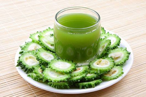 Công thức detox giảm cân với nước ép mướp đắng. Nguyên liệu: 1 trái mướp đắng, 1 ít đá lạnh, 1 chút nước cốt chanh, 1 thìa cafe mật ong. Mướp đắng đem rửa sạch, cắt lát vừa phải. Sau khi lấy được nước ép mướp đắng bạn nên cho thêm một chút chanh và mật ong vào khuấy đều, thêm đá lạnh cho dễ uống. Mỗi ngày uống nửa ly hoặc 1 ly sẽ là cách giảm cân, làm đẹp cho các bạn gái.