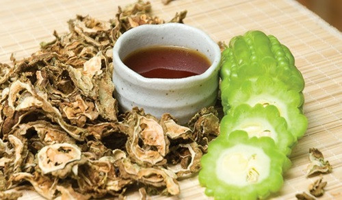 Công thức detox giảm cân với trà mướp đắng. Nguyên liệu: mướp đắng 10 quả. Đầu tiên rửa sạch mướp đắng, để cho ráo nước rồi cắt mướp đắng thành những khoanh tròn mỏng, tiếp đến cho chúng lên chảo không dầu để làm khô nước. Khi mướp đã khô thì chúng sẽ nhanh chóng chuyển thành màu nâu sẫm, tắt bếp và chờ cho mướp đắng nguội.