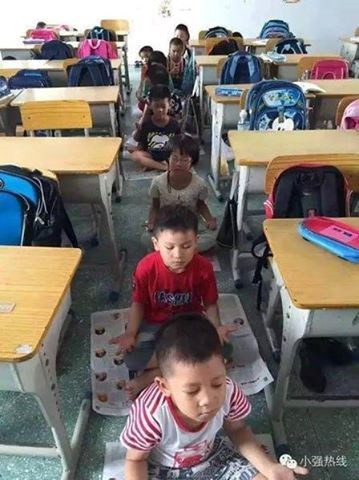 Một trường tiểu học ở Phật Sơn, Quảng Đông, Trung Quốc mới đây đã ban hành một quy định học sinh ngồi thiền thay ngủ trưa như nhà sư. (Nguồn: CCTVNews).