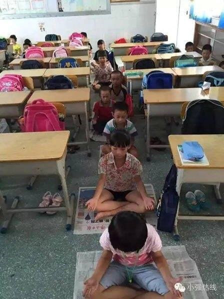 Hình thức này đang nhận nhiều ý kiến trái chiều. Tài khoản @zhemepianyi chia sẻ: 'Trường học có thể áp dụng hình thức nghỉ ngơi mới này nhưng họ không thể ép học sinh làm điều đó, chỉ những ai nghiên cứu Phật pháp và Đạo giáo mới bắt buộc phải học.' Trong khi đó @fanqieweidao lại có ý kiến: 'Ngủ ngồi rất tốt nhưng nhiều học sinh không thể làm được.' (Nguồn: CCTVNews).