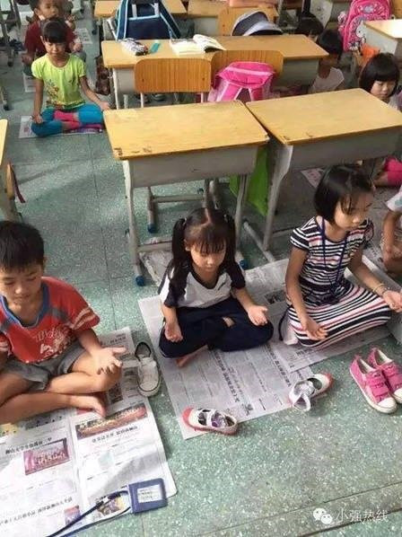 Trong những bức ảnh học sinh ngồi thiền được chụp lại từ đài truyền hình ở Phật Sơn, các em học sinh ngồi trên mặt đất, khoanh chân, nhắm mắt, thả lòng tay giống như các nhà sư. (Nguồn: CCTVNews).