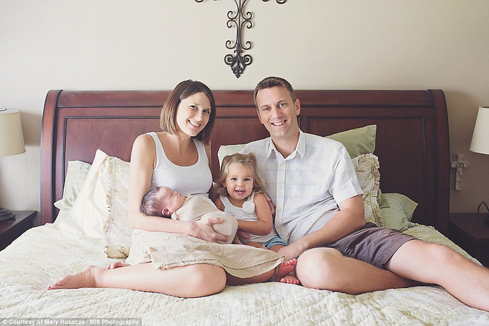 Bé Abigail Noelle Jones nằm trong vòng tay yêu thương của gia đình.