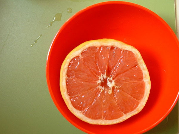 90% thành phần quả bưởi là nước. Loại trái cây có múi này không những giàu vitamin C mà còn giúp giảm thiếu mức độ cholesterol trong máu, giúp giảm cân, dưỡng da từ bên trong.